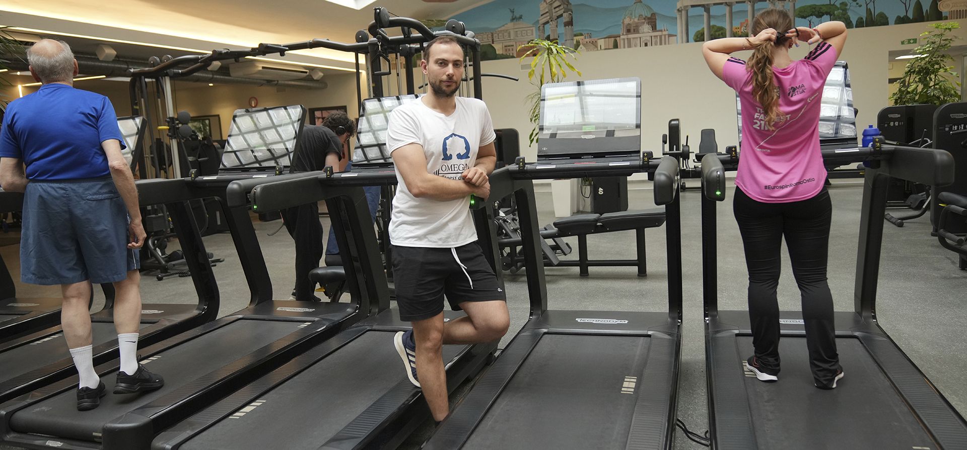 El entrenador personal Valerio Masella, de 26 años, quien entrenó a Robert Francis Prevost antes de que el cardenal se convirtiera en el Papa León XIV, posa en su gimnasio cerca del Vaticano, el miércoles 21 de mayo de 2025. (Foto AP/Alessandra Tarantino) El entrenador personal Valerio Masella, de 26 años, quien entrenó a Robert Francis Prevost antes de que el cardenal se convirtiera en el Papa León XIV, posa en su gimnasio cerca del Vaticano, el miércoles 21 de mayo de 2025. (Foto AP/Alessandra Tarantino)