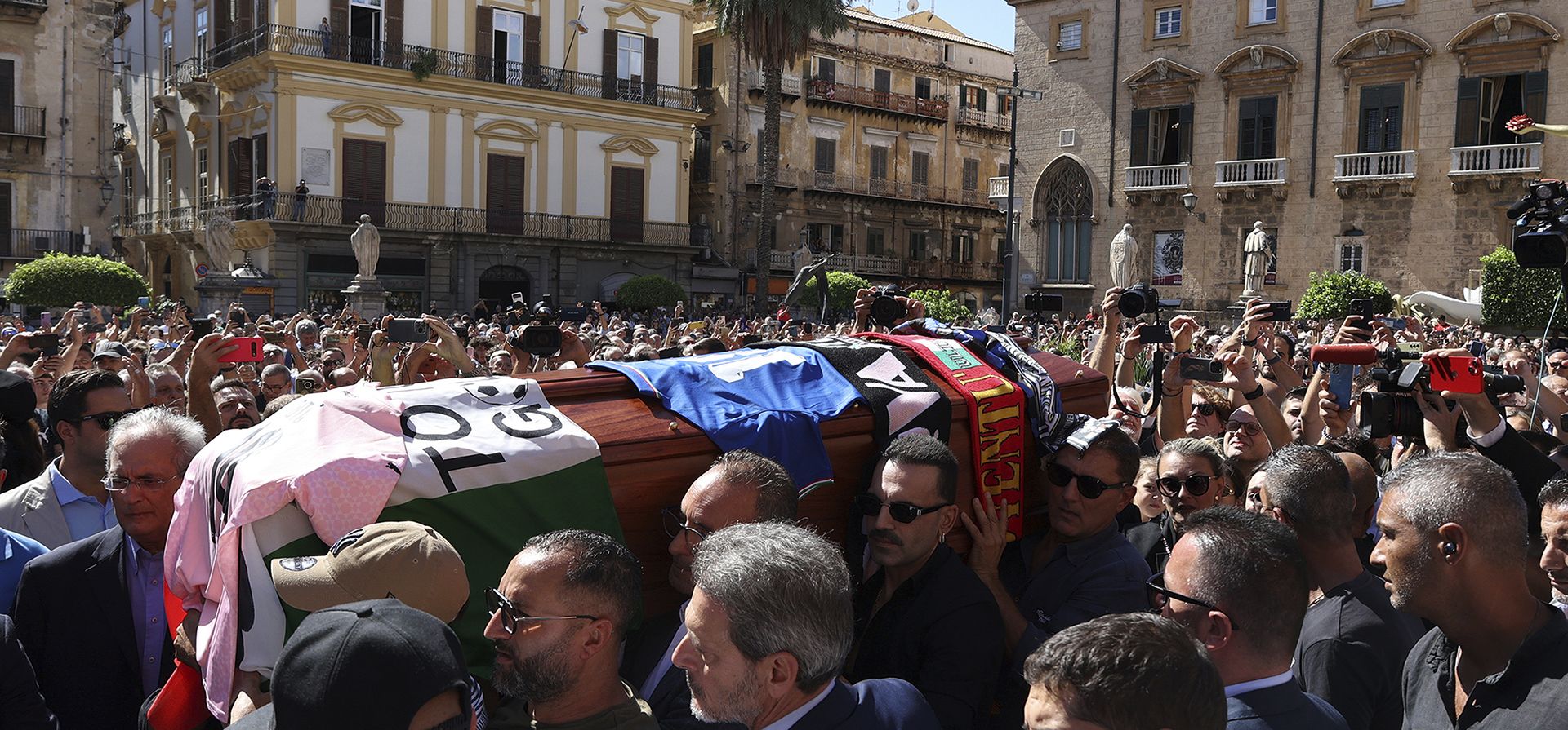 Los portadores del féretro llevan el ataúd del héroe italiano de la Copa del Mundo, Salvatore Toto' Schillaci, durante su ceremonia fúnebre en la catedral de Palermo, Italia, el viernes 20 de septiembre de 2024. (Alberto Lo Bianco/LaPresse vía AP) Los portadores del féretro llevan el ataúd del héroe italiano de la Copa del Mundo, Salvatore Toto' Schillaci, durante su ceremonia fúnebre en la catedral de Palermo, Italia, el viernes 20 de septiembre de 2024. (Alberto Lo Bianco/LaPresse vía AP)