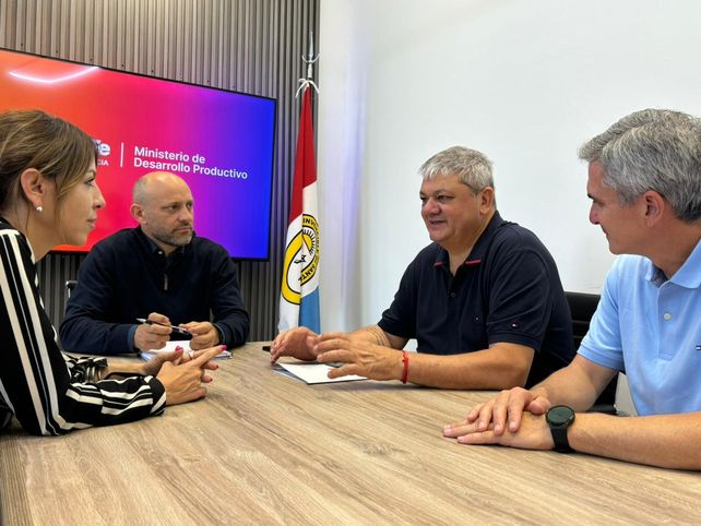 Anahí Rodríguez, titular de la EPE; Gustavo Puccini, ministro de Desarrollo Productivo, y Alberto Ricci, intendente de Villa Gobernador Gálvez.
