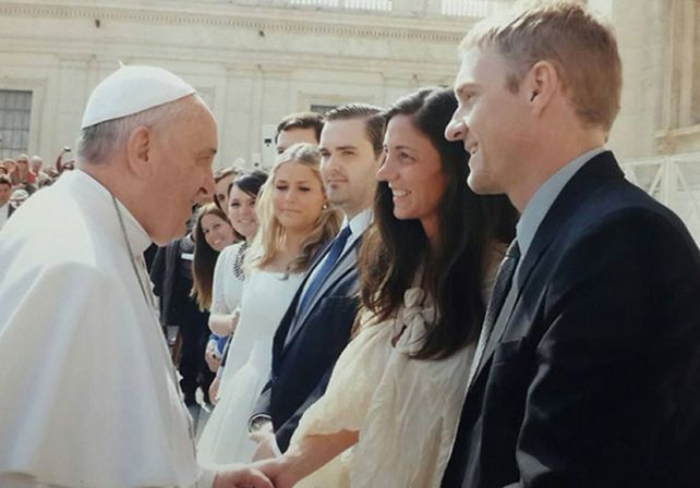 De Basavilbaso. Pareja de recién casados recibiendo su bendición.