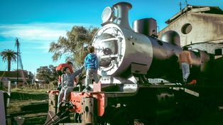 La vieja locomotora N°85 volvió a ser centro de admiración para chicos y grandes en Concepción del Uruguay.