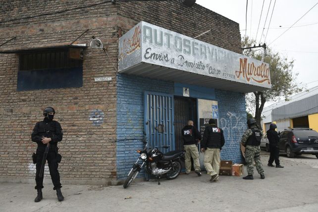 Efectivos de PDI y TOE en uno de los inmuebles allanados esta mañana.&nbsp;