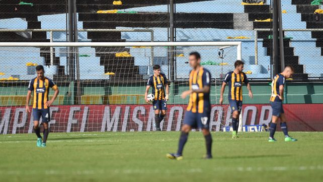 Desolación. Los futbolistas de Central con la mirada en el piso