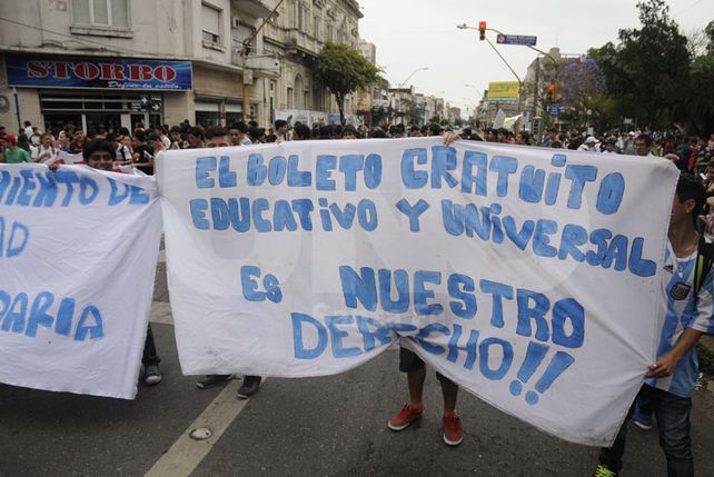 Estudiantes secundarios cortan Avenida Rivadavia