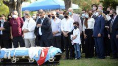 Solo sus allegados más íntimos y sus familiares participaron de la ceremonia del entierro. Solo sus allegados más íntimos y sus familiares participaron de la ceremonia del entierro.