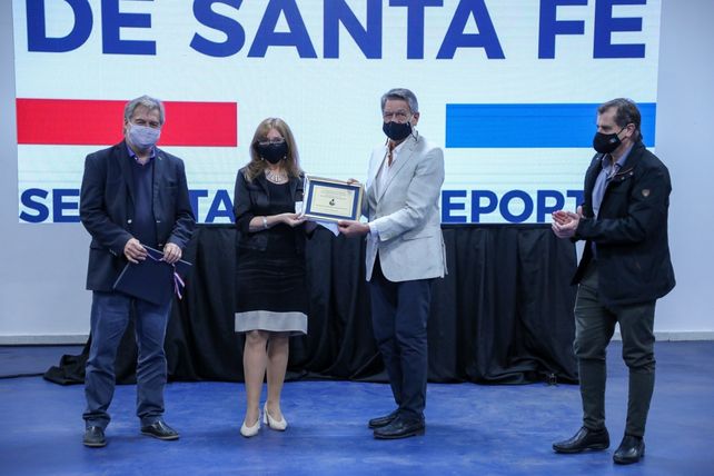El senador nacional Roberto Mirabella y la secretaria de deportes Claudia Giaccone reconocieron a boxeadores santafesinos.