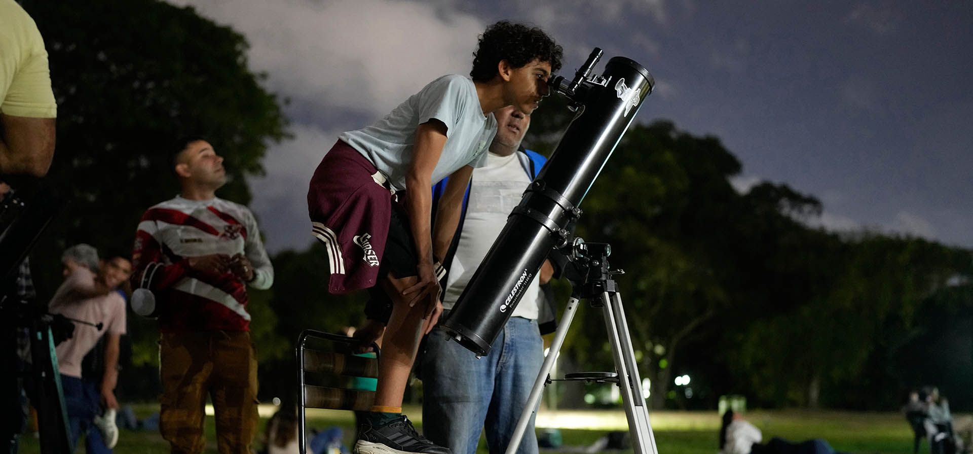 Un niño observa la luna a través de un telescopio durante un eclipse lunar en Caracas, Venezuela, el jueves 27 de agosto de 2026. (Foto AP/Ariana Cubillos) Un niño observa la luna a través de un telescopio durante un eclipse lunar en Caracas, Venezuela, el jueves 27 de agosto de 2026. (Foto AP/Ariana Cubillos)