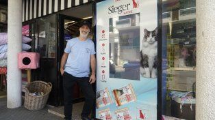 Juan Carlos Montironi junto al dispenser que entrega los alimentos para gatos durante las 24 hs.