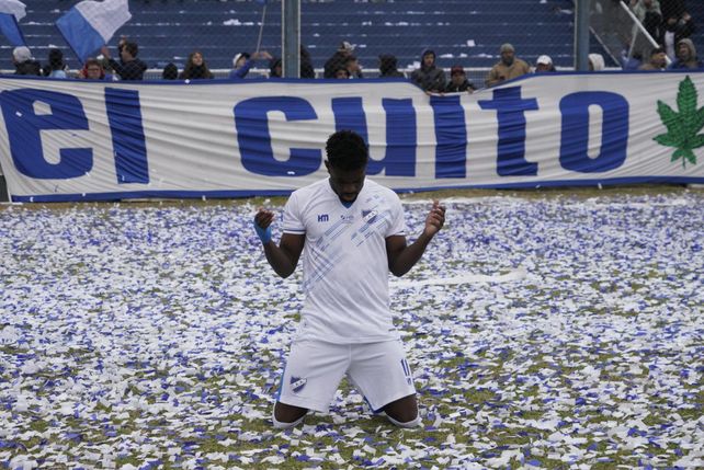 Wilfrán Quito y su particular rezo antes del clásico.