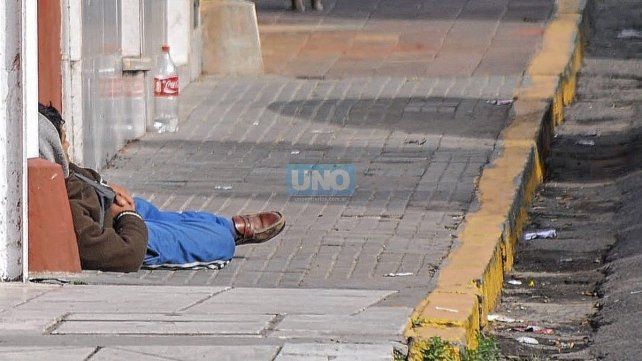 Tanto la Municipalidad de Paraná como distintas organizaciones no gubernamentales asisten a personas ya sea con alojamiento