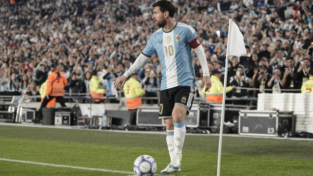 Lionel Messi se prepara para lanzar un tiro de esquina.