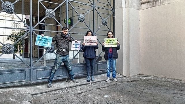 Los ambientalistas protestan frente a la Gobernación en Rosario