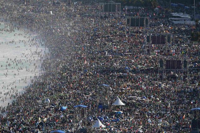 Así se veía hoy la playa más famosa de Río de Janeiro a la espera de la misa que brindará el Papa. (Foto: Reuters)