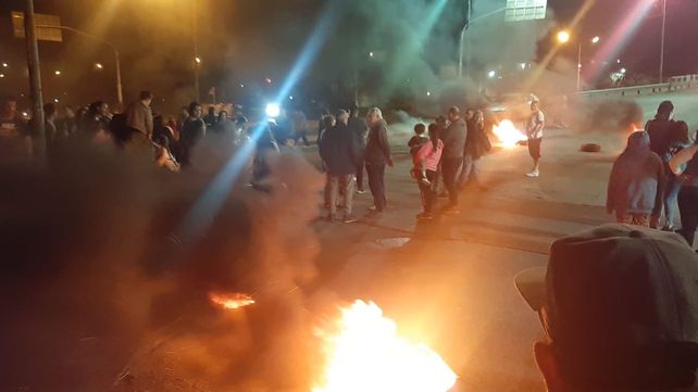 En reclamo de seguridad, vecinos cortaron el puente en barrio Rucci ...