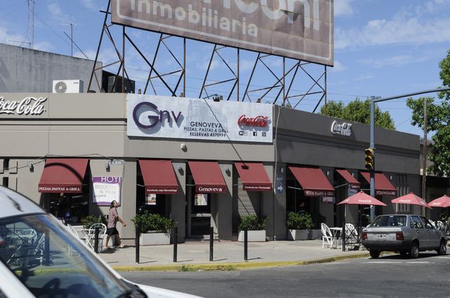 Los comerciantes de avenida Alberdi, pelean para superar la crisis producto de las restricciones de la pandemia. 