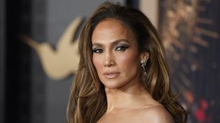 Jennifer Lopez: una artista todoterreno, que se destaca como cantante, bailarina y actriz. y decidió contar su historia de vida.