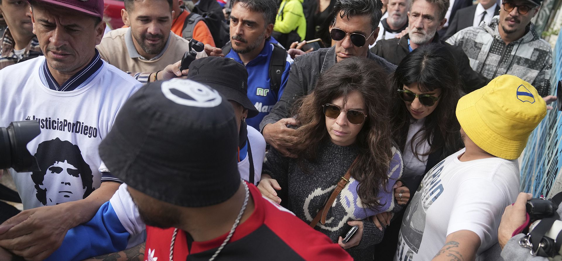 Dalma y Yanina Maradona, las hijas del fallecido astro del fútbol Diego Maradona, llegan al tribunal de San Isidro en las afueras de Buenos Aires para el primer día del juicio de homicidio por negligencia contra el equipo médico que trató a su padre, el martes 11 de marzo de 2025. (AP Foto/Natacha Pisarenko)