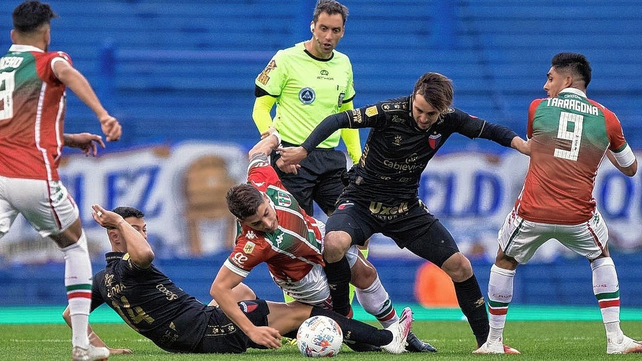 ¡A lo campeón! Colón le ganó a Vélez con una joyita de penal de Farías y es puntero