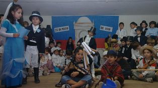 En vísperas del 25 de Mayo, las escuelas se llenaron de damas, caballeros y vendedores
