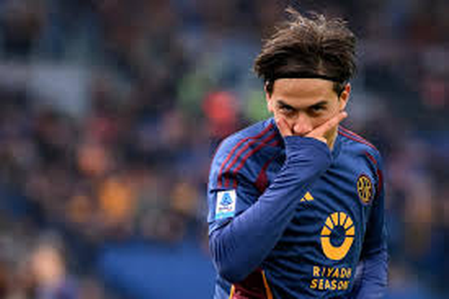 La Roma goleó al Parma con goles de Dybala y Paredes