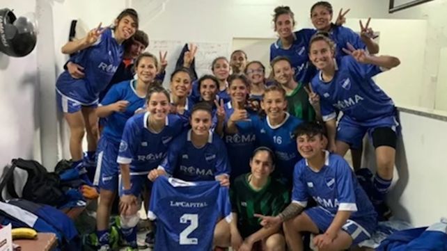 Salaíta. Luli (derecha al medio) festeja con sus compañeras en el vestuario del Olaeta.