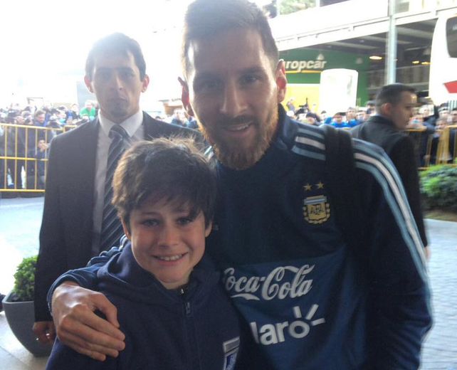 Messi ratificó su condición de ídolo con un gran gesto con un fanático uruguayo