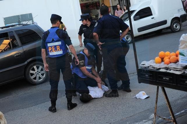 Agredió a un policía en la puerta del UNO