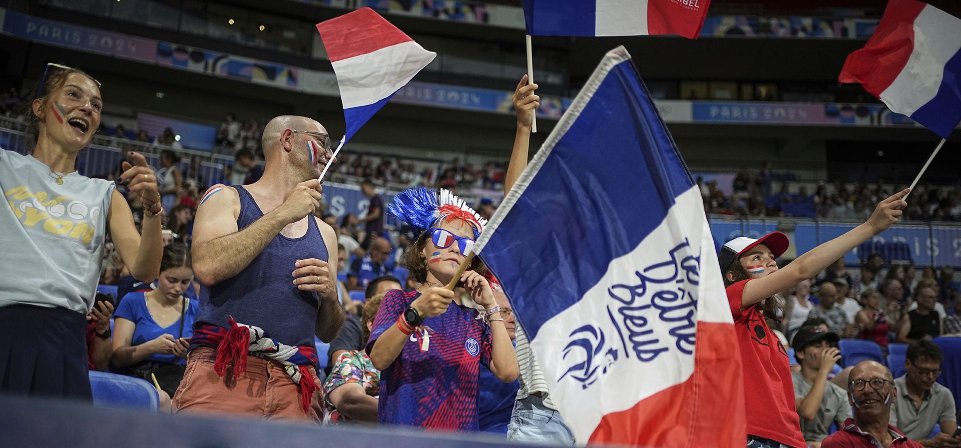 Los hinchas de Francia animan a su selección antes del partido de fútbol femenino del Grupo A entre Nueva Zelanda y Francia en el estadio de Lyon durante los Juegos Olímpicos de Verano de 2024, el miércoles 31 de julio de 2024, en Decines, Francia. (Foto AP/Laurent Cipriani) Los hinchas de Francia animan a su selección antes del partido de fútbol femenino del Grupo A entre Nueva Zelanda y Francia en el estadio de Lyon durante los Juegos Olímpicos de Verano de 2024, el miércoles 31 de julio de 2024, en Decines, Francia. (Foto AP/Laurent Cipriani)