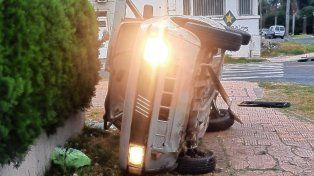 Paraná: Conductora alcoholizada volcó en la zona del Rosedal