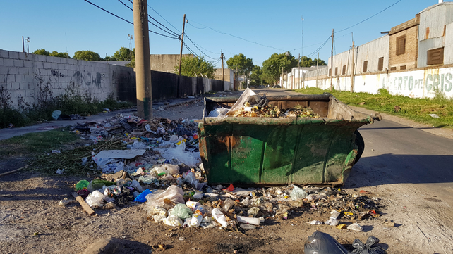 La disposición de la basura es uno de los principales problemas en el espacio público.