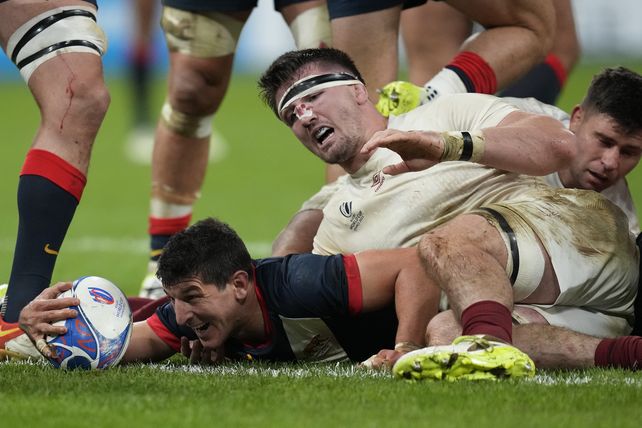 Cubelli llega al ingoal inglés en el primer tiempo
