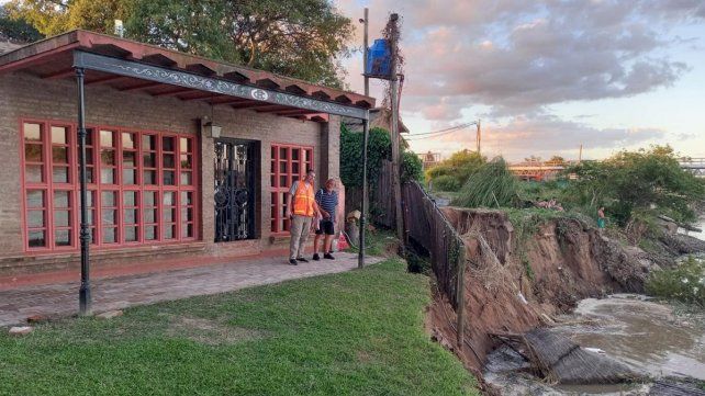 En el derrumbe de la barranca se perdieron partes de dos casas y otras siguen en peligro