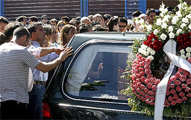Iba a enterrar a su marido, pero el ata&uacute;d la golpe&oacute; en la cabeza y muri&oacute;