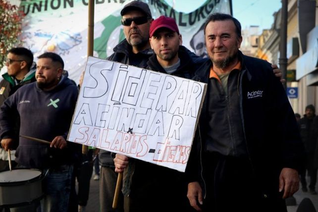 San Nicolás hierve: miles de trabajadores de Ternium marcharon contra despidos y bajos salarios