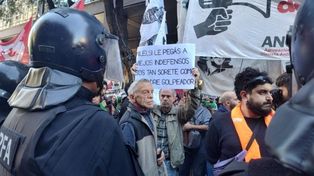 Se activó el protocolo antipiquetes: serios incidentes frente al Congreso en la marcha de jubilados