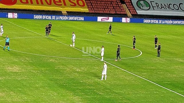 Colón se hizo fuerte en casa, superó a Gimnasia y es puntero