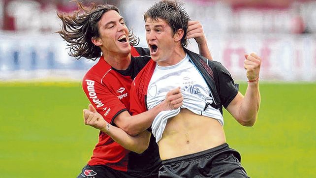 Festejo. Sperduti acaba de convertirle a Lan&uacute;s en el sur bonaerense hace una d&eacute;cada y lo abraza un juvenil Mauro Formica.