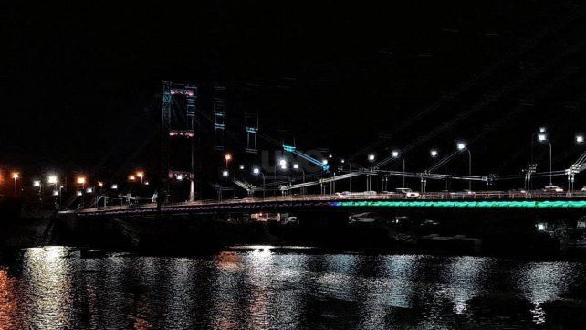 Un rayo afectó parte de la luminaria del Puente Colgante y problemas con la importación dilataron el arreglo