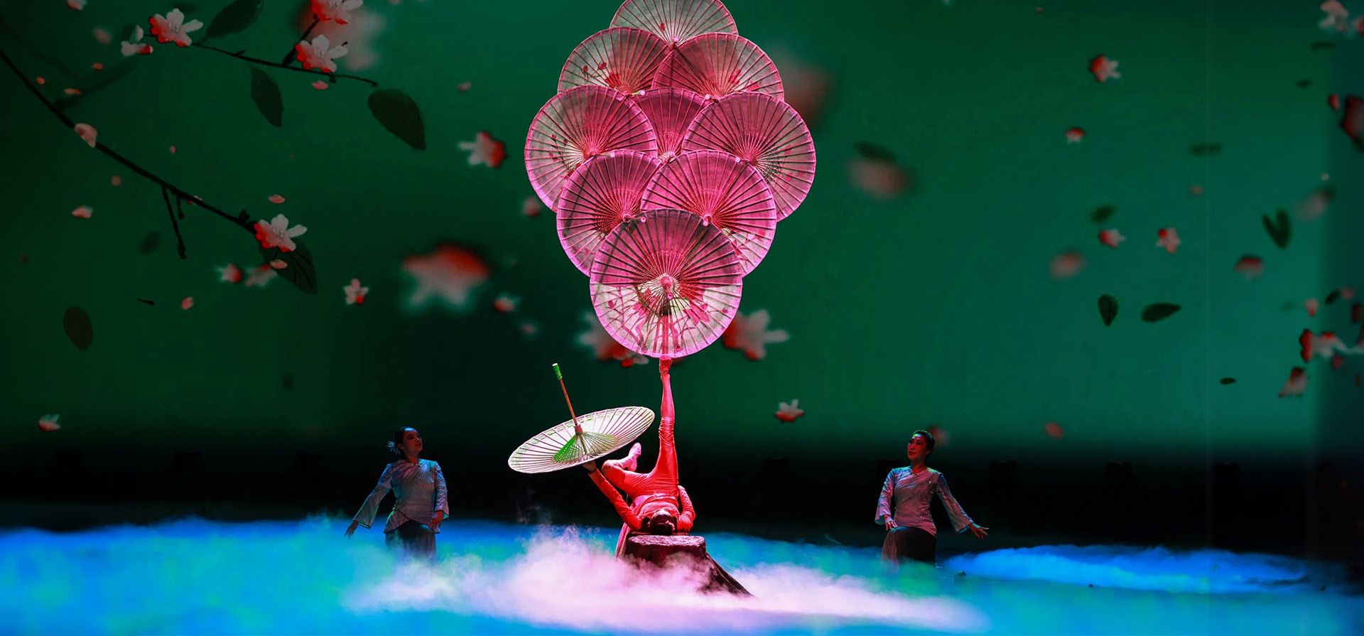 Un grupo de acróbatas actúan en un teatro en la provincia de Liaoning, Shenyang, China. Fotografía: AFP/Getty Images Un grupo de acróbatas actúan en un teatro en la provincia de Liaoning, Shenyang, China. Fotografía: AFP/Getty Images