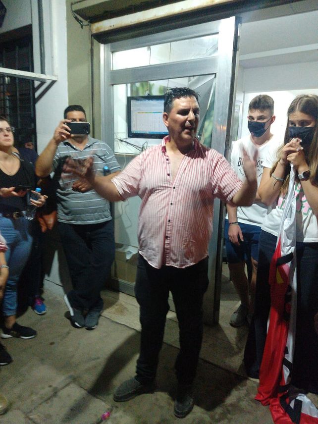 Roldán. El odontólogo Daniel Escalante festeja la sorpresiva victoria luego de una elección muy pareja.