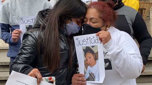 La hermana y la mamá de Rocío Romano, asesinada el domingo en barrio Tablada. 