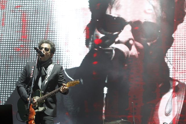 El Salmón. Calamaro paseo por los hits de todas las épocas y se mostró sólido en un recital que será recordado por la vuelta a los escenarios de Los Abuelos de la Nada.
