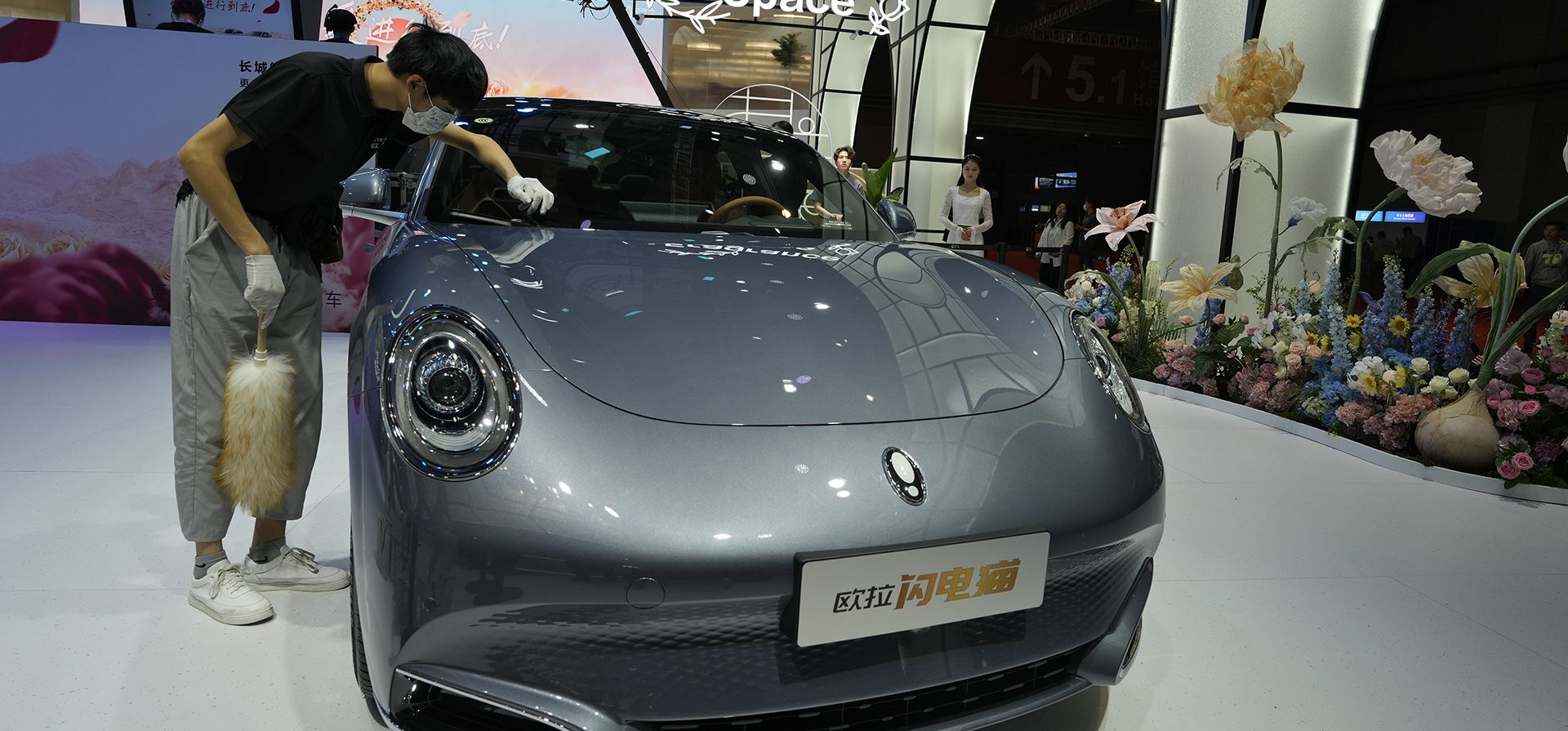 Un trabajador limpia un Ora, una marca de autos eléctricos fabricados en China durante el Auto Shanghai 2023 en el Centro Nacional de Exposiciones y Convenciones en Shanghai, China, el martes 18 de abril de 2023. (Foto AP/Ng Han Guan)