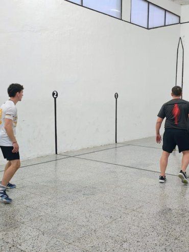 Torneo de pelota a mano reúne a jugadores de la región en el Estudiantes por el aniversario de Paraná