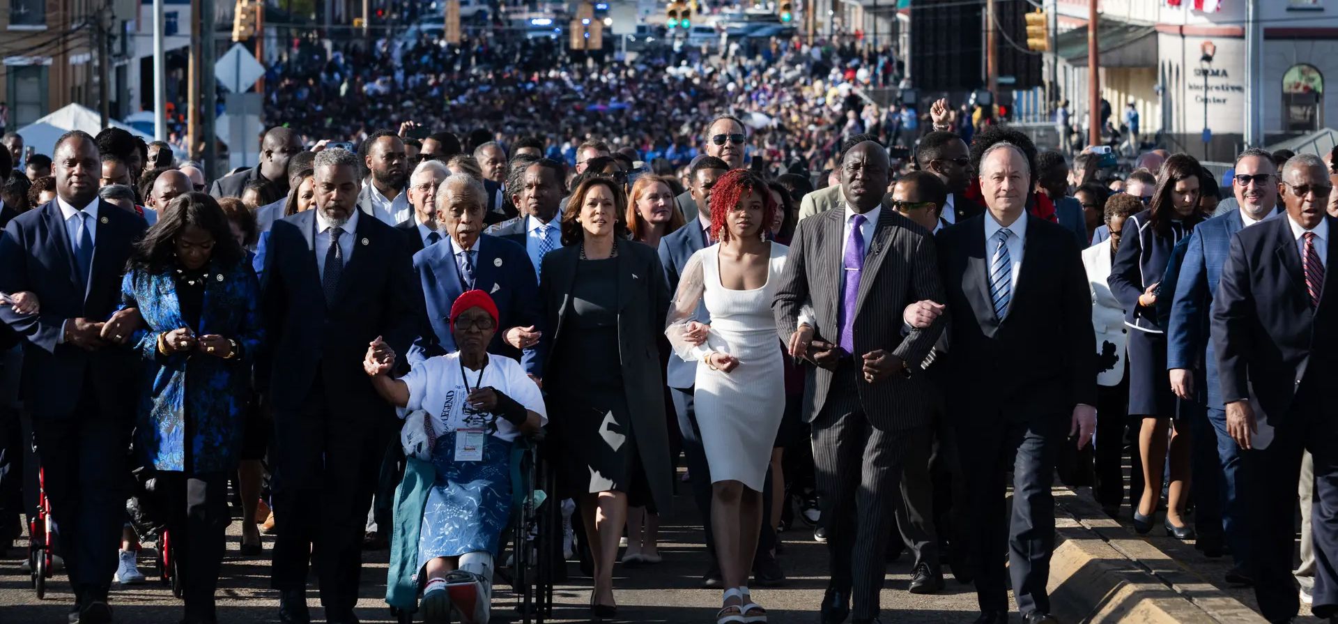 La vicepresidenta de Estados Unidos, Kamala Harris, se une a una marcha conmemorativa a través del puente Edmund Pettus, Selma, EE.UU. Fotografía: Saul Loeb/AFP/Getty Images La vicepresidenta de Estados Unidos, Kamala Harris, se une a una marcha conmemorativa a través del puente Edmund Pettus, Selma, EE.UU. Fotografía: Saul Loeb/AFP/Getty Images