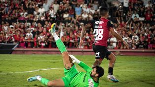 Batalla está vencido, Recalde sale a gritarlo. Es el gol del triunfo de Newells sobre San Lorenzo.