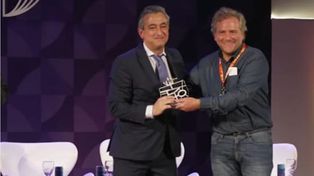 El intendente Pablo Javkin recibe el premio otorgado a Rosario por sus políticas de producción sustentable de alimentos.