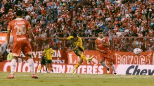 Argentinos Juniors se impuso a Aldosivi bajo un feroz temporal en Mar del Plata