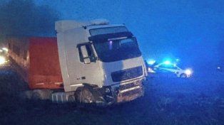 El camión prtagonizó un despiste en uno de los retornos de la autovía 14 en las primeras horas de la mañana de este martes.