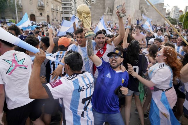 La fiesta del fútbol se armó en el Monumento a la Bandera